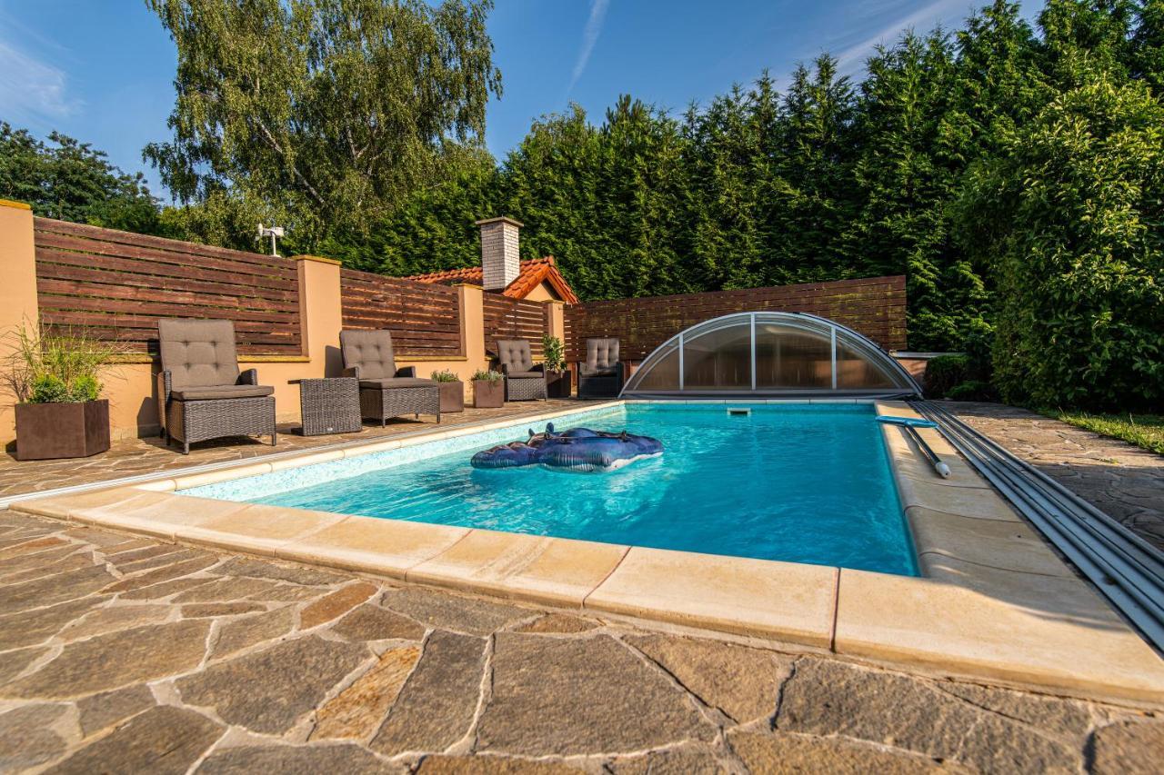 Villa With Pool & Sauna In Beer Village Velké Popovice Eksteriør bilde