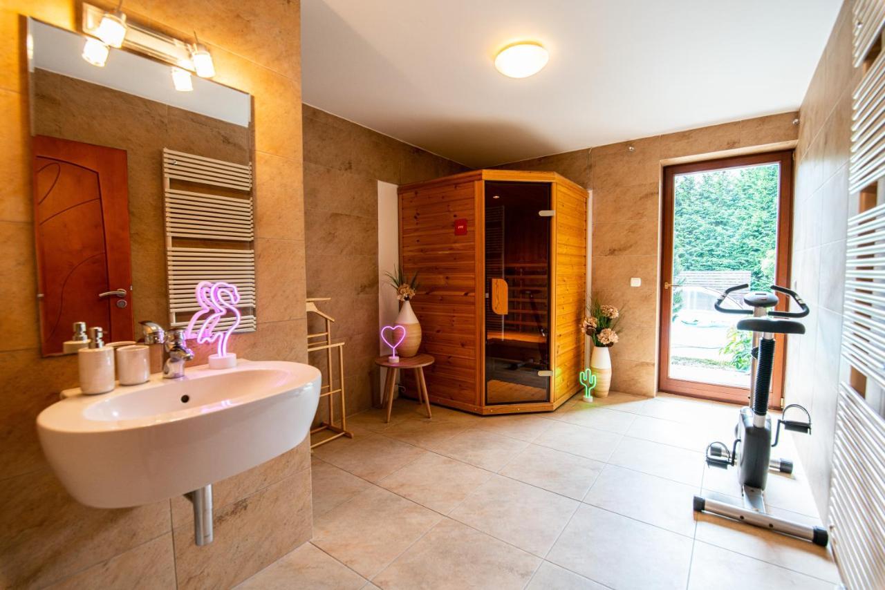 Villa With Pool & Sauna In Beer Village Velké Popovice Eksteriør bilde
