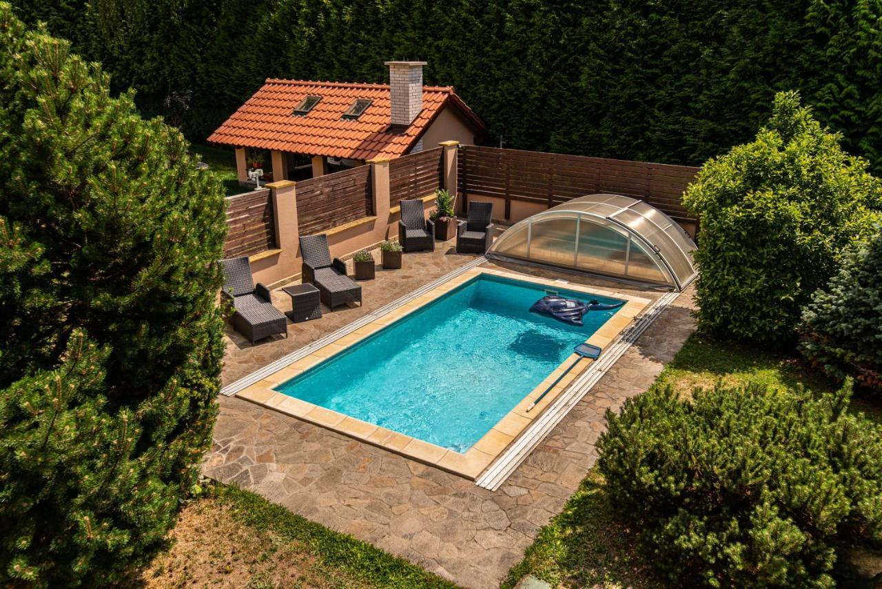 Villa With Pool & Sauna In Beer Village Velké Popovice Eksteriør bilde