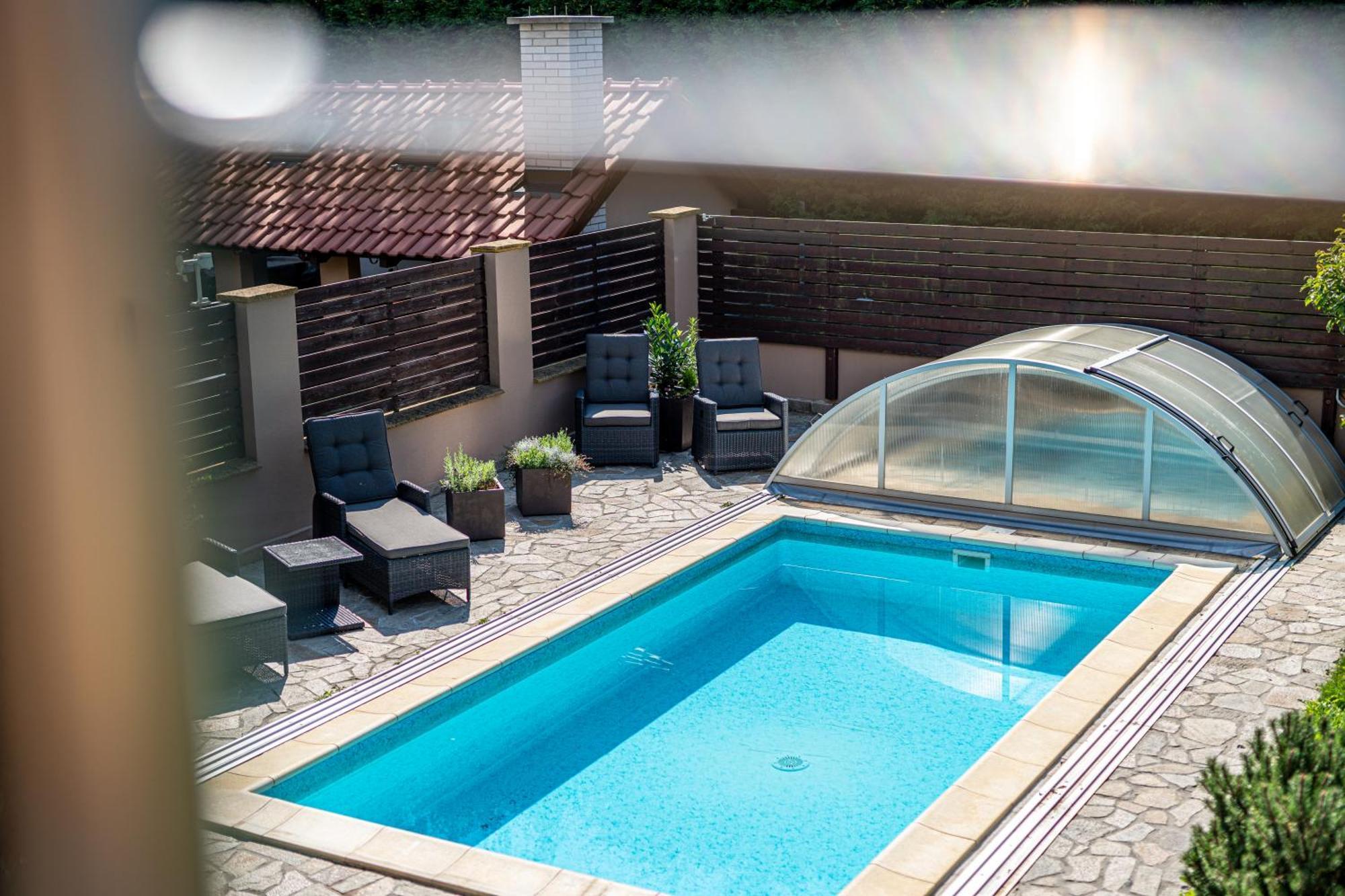 Villa With Pool & Sauna In Beer Village Velké Popovice Eksteriør bilde