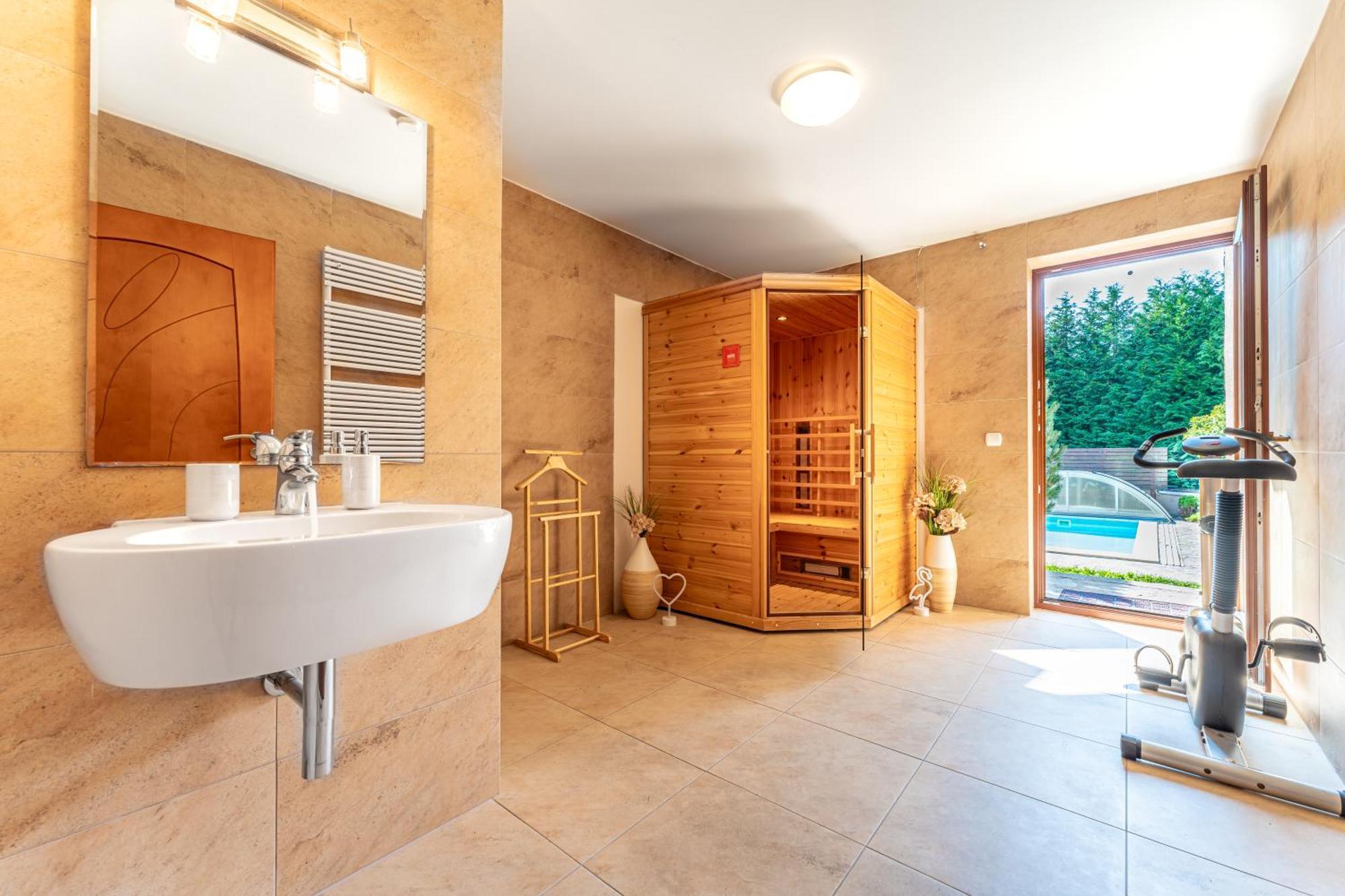 Villa With Pool & Sauna In Beer Village Velké Popovice Eksteriør bilde